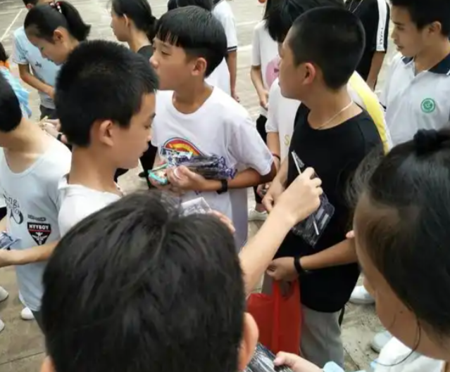 在学生们心中播下理性消费尊重劳作与规划未来的种子